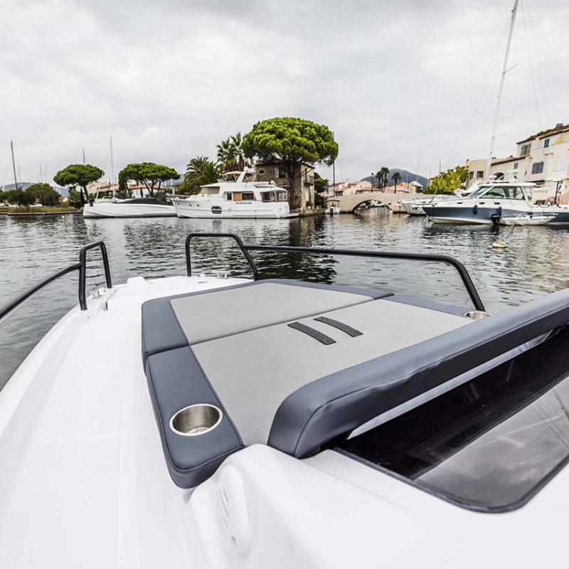 Axopar_25_Cross_Top_0001_25_Gallery-_0007_Axopar-25-TT_C4A7344__ScaleHeightWzIxNjBd