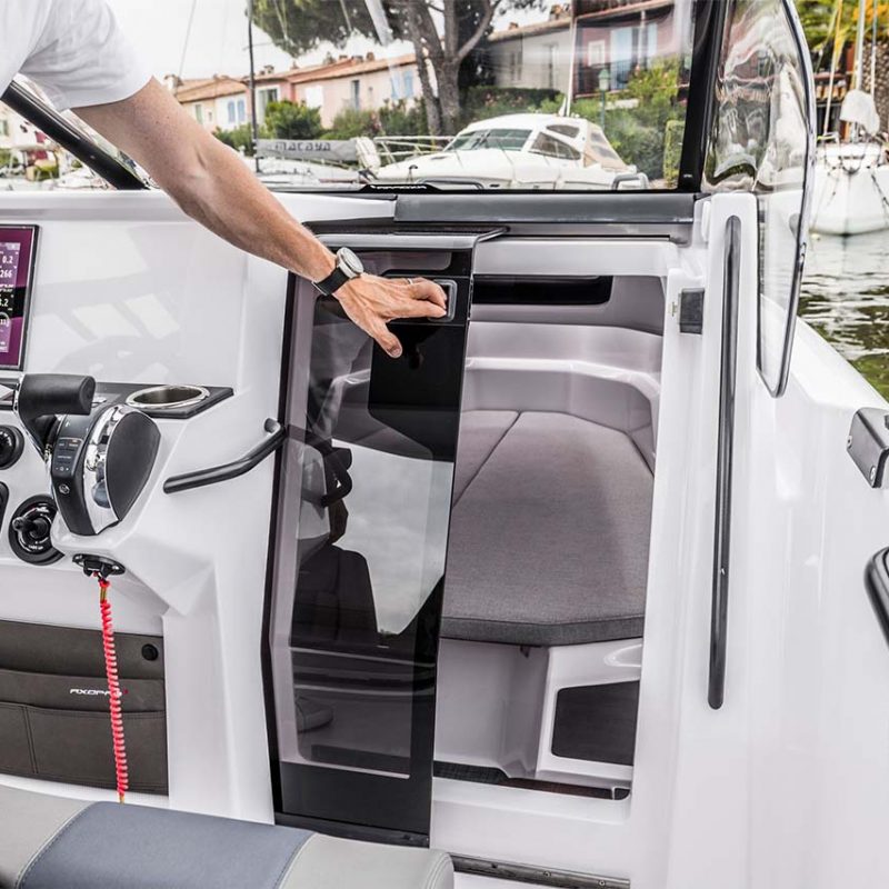 Axopar_25_Cross_Top_0003_25_Gallery-_0003_Axopar-25-TT_C4A7798__ScaleHeightWzIxNjBd