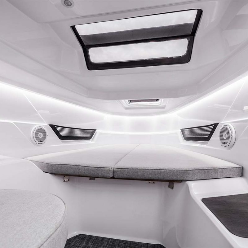 Axopar_25_Cross_Top_0005_25_Gallery-_0006_Axopar-25-TT_C4A7437b__ScaleHeightWzIxNjBd