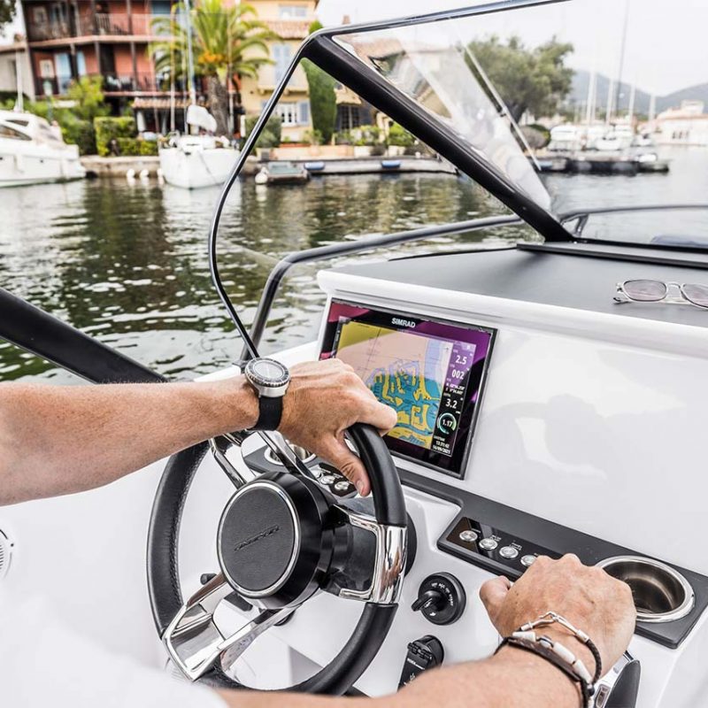 Axopar_25_Cross_Top_0007_25_Gallery-_0001_Axopar-25-TT_C4A8146__ScaleHeightWzIxNjBd