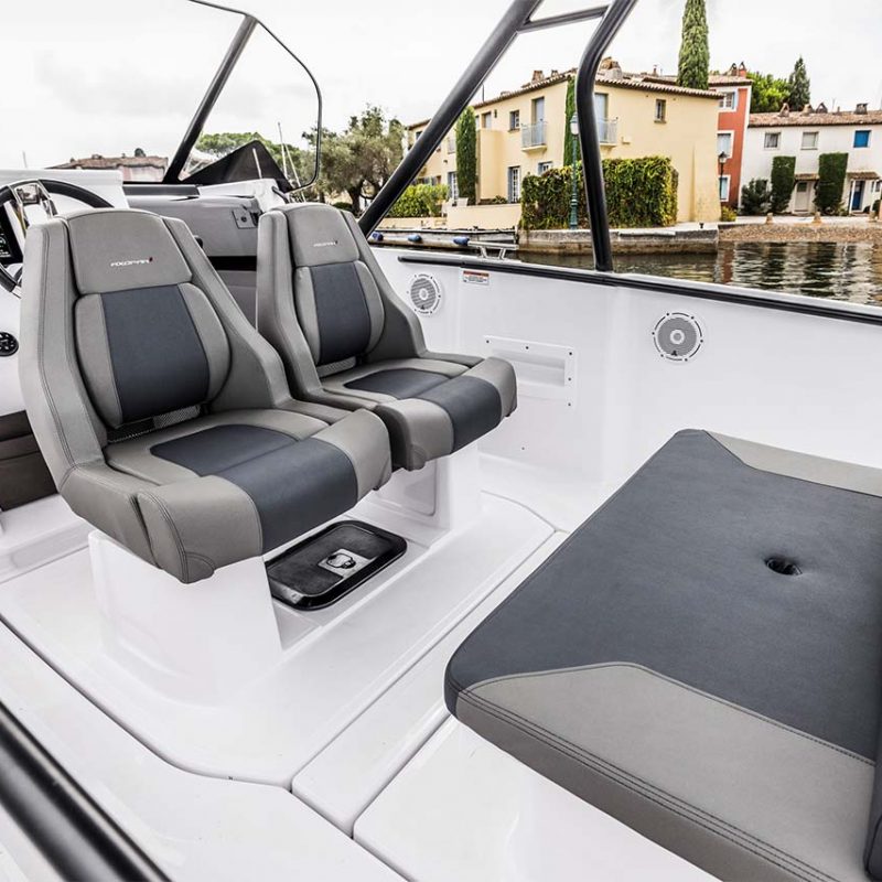 Axopar_25_Cross_Top_0011_25_Gallery-_0000_Axopar-25-TT_C4A8448__ScaleHeightWzIxNjBd