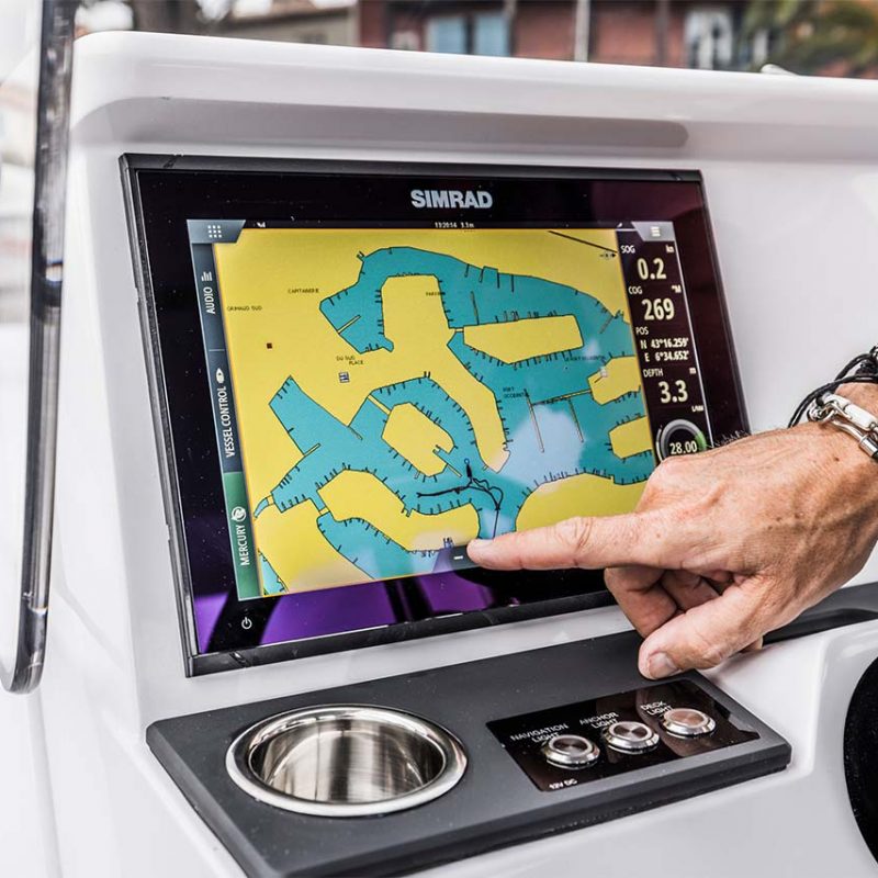 Axopar_25_Cross_Top_0018_25_Gallery-_0002_Axopar-25-TT_C4A7853__ScaleHeightWzIxNjBd