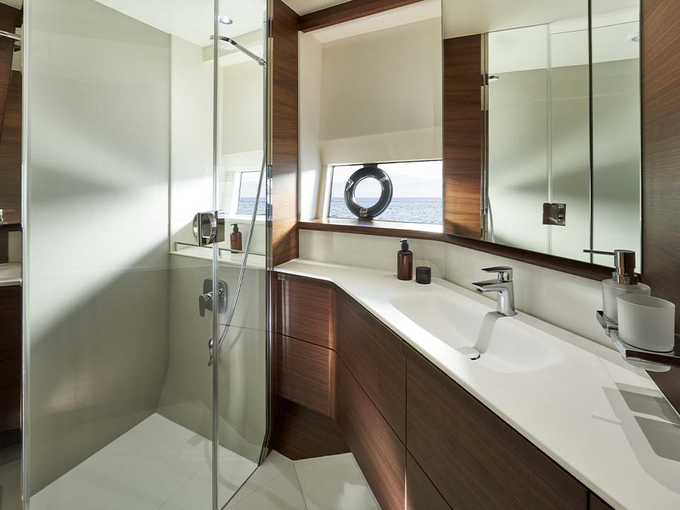 Quay__0024_f65-forward-cabin-bathroom-2022